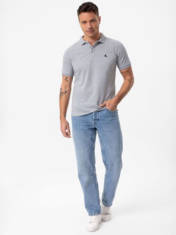 Tricou de la Daniel Hills pe gri