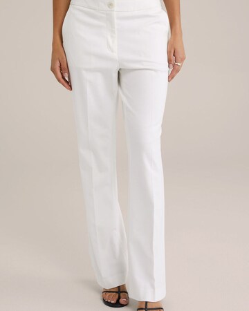 Bootcut Pantaloni con piega frontale di WE Fashion in bianco: frontale