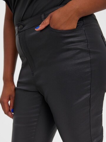 Vero Moda Curve Skinny Jeans 'SANDRA' in Schwarz