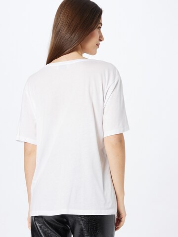 Grace - Camiseta 'Loved by grace' en blanco