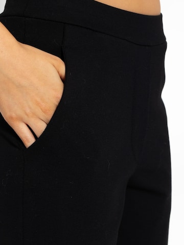 SASSYCLASSY Regular Chinohose in Schwarz