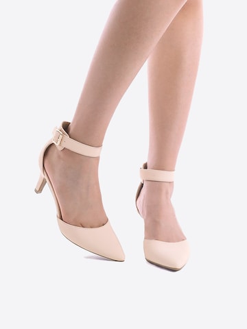 Dream Pairs Pumps in Beige