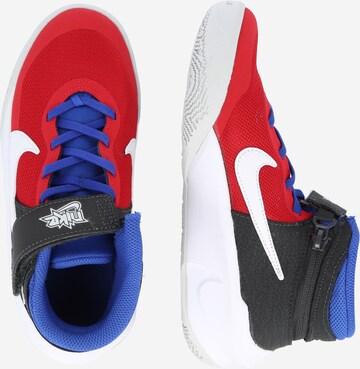 NIKE - Calzado deportivo 'Team Hustle' en rojo