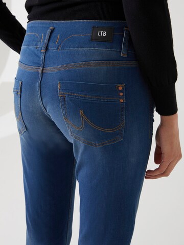 Coupe slim Jean 'Zena' LTB en bleu