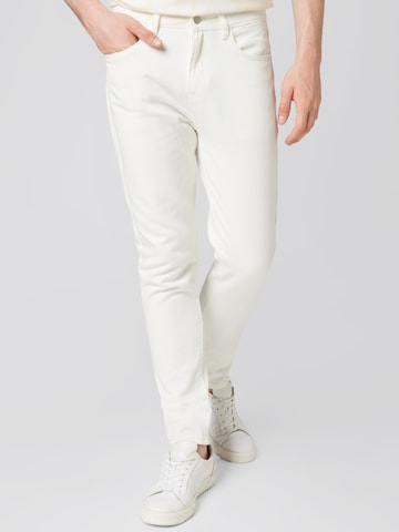 ABOUT YOU x Alvaro Soler Regular Jeans 'Enrico' in White: front