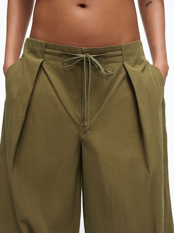 Baggy Pantaloni de la Bershka pe verde