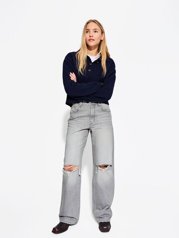 Bershka Wide leg Jeans in Grey: front