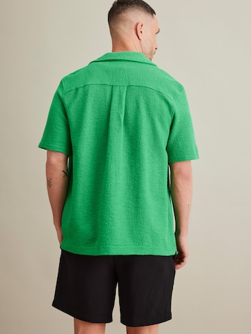 DAN FOX APPAREL جينز مضبوط قميص 'Heinrich' بلون أخضر