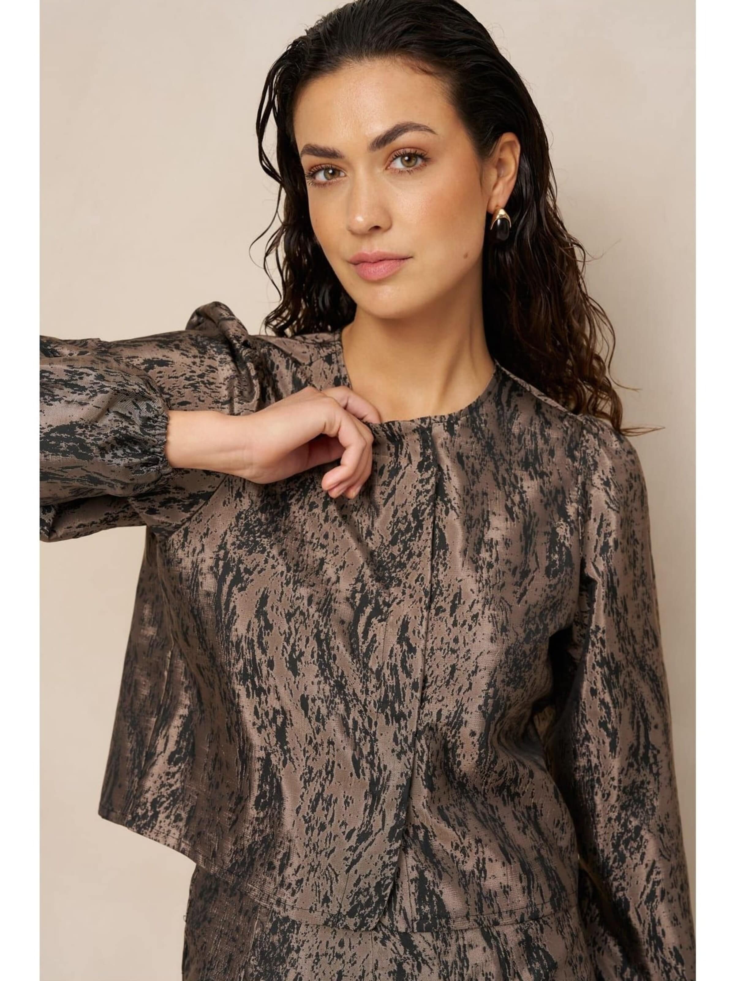 LOFTY MANNER Blouse 'RJ04 - Blouse Hedda - Jacquard' in Bruin