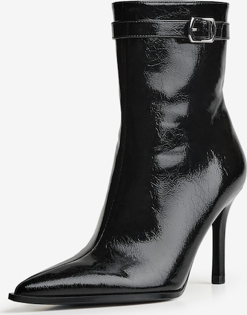 BershkaČizmice - crna boja: prednji dio