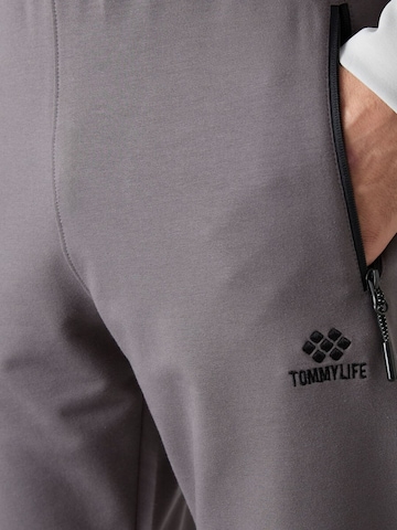 Tommy Life Tapered Workout Pants 'Jogginghose' in Grey