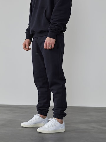 DAN FOX APPAREL Tapered Jogginghose 'Danilo' in Schwarz: predná strana