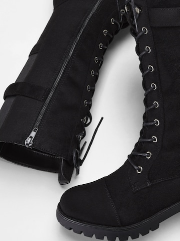 Stivale stringato di bonprix in nero