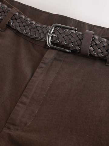 Next Regular Панталон Chino в кафяво
