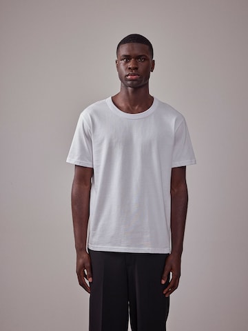 DAN FOX APPAREL Тениска 'The Essential' в бяло: отпред