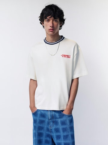 Pull&Bear Tričko 'STWD COMMUNITY PLAYER' – bílá