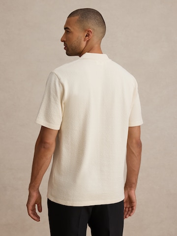 DAN FOX APPAREL Тениска 'Kevin' в бяло