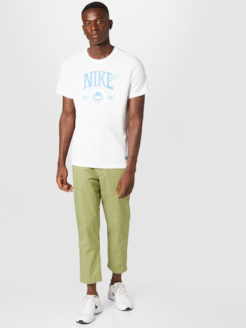 T-Shirt fonctionnel NIKE en blanc