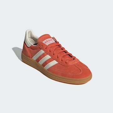 ADIDAS ORIGINALS Rövid szárú sportcipők 'Handball Spezial' - piros