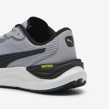 Chaussure de course PUMA en gris