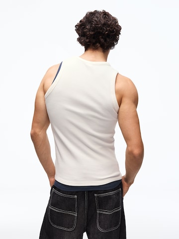 Tricou de la Bershka pe alb