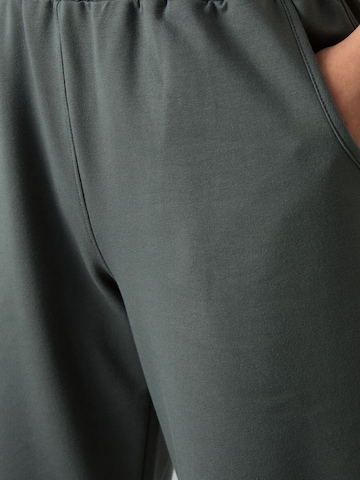 Tommy Life Tapered Trousers in Grey