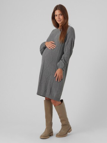 Robes en maille 'VIBE' MAMALICIOUS en gris : devant