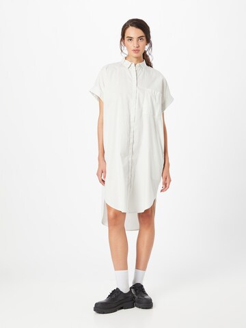 Monki - Vestido camisero en blanco: frente