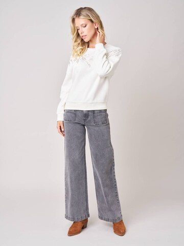 Deeluxe Sweatshirt‌‌‌‌‌‌‌‌‌‌ in Weiß