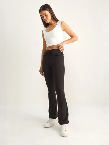 Flared Pantaloni di Bianco Lucci in nero