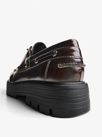 Bershka Mocassins in Bruin