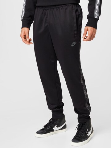 Tapered Pantaloni de la Nike Sportswear pe negru: față