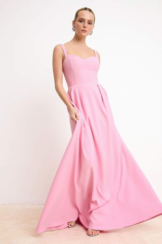 Robe de soirée Trendyol en rose : devant
