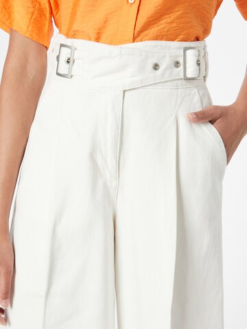 Wide leg Pantaloni cu cute de la Sisley pe alb