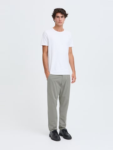Coupe slim Pantalon chino 'Viggo' Casual Friday en gris : devant