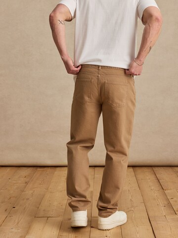 DAN FOX APPAREL Обычный Джинсы 'Miguel' в Коричневый