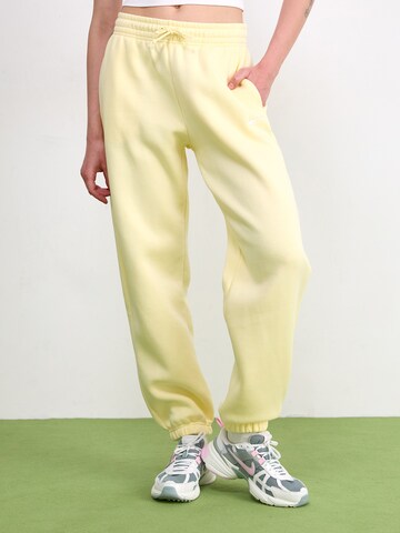 Nike Sportswear Tapered Pants 'PHNX FLC' in Yellow: front