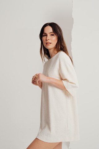 A LOT LESS - Camiseta talla grande 'Luna' en blanco