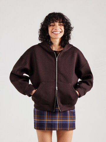 WEEKDAY - Sudadera con cremallera 'Scarlet' en marrón: frente