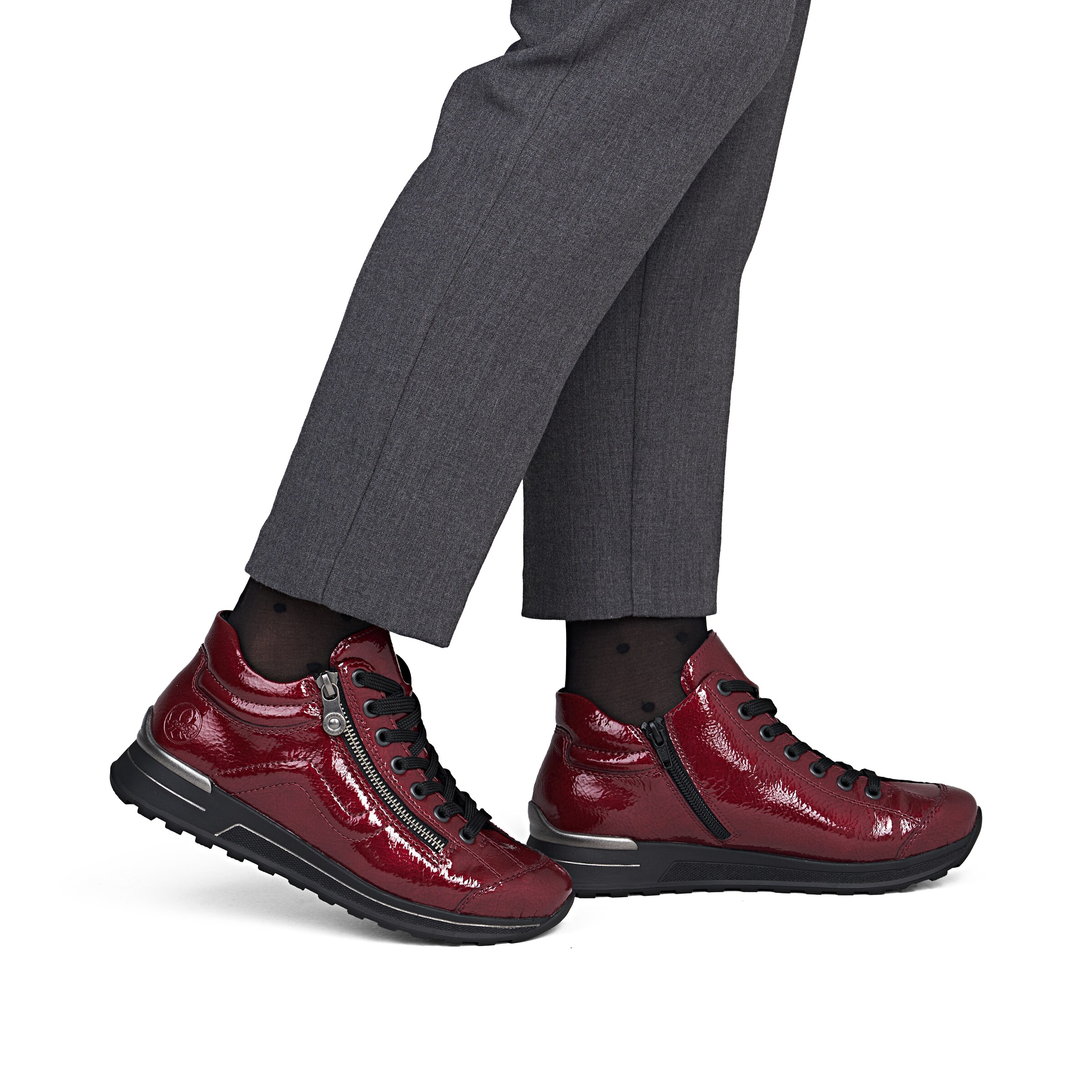 Chaussure de sport à lacets Rieker en rouge : devant