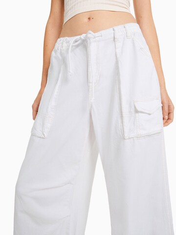 Bershka Wide Leg Hose in Weiß