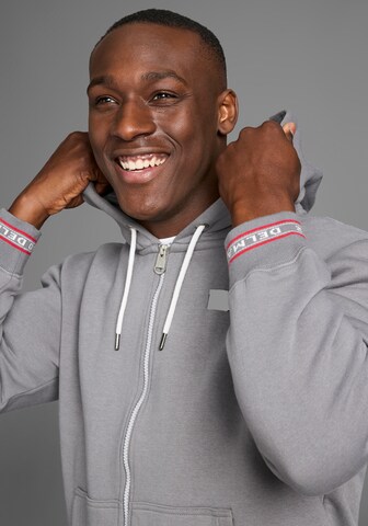 DELMAO Sweatjacke in Grau