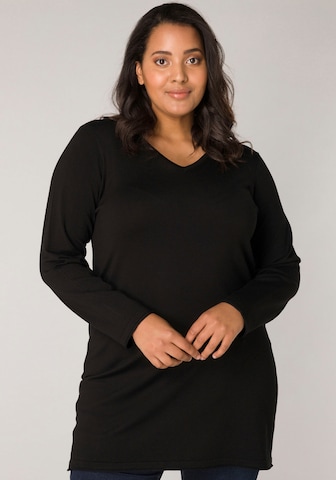 BASE LEVEL CURVY Sweater in Black: front