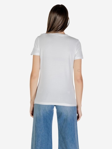 Top 'BRIANA SS T-SHIRT V3BI11 J1314' di GUESS in bianco