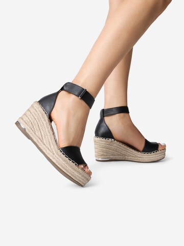 Dream Pairs Sandals in Black