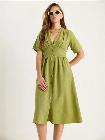 Bianco Lucci - Vestidos camiseiros em verde: frente