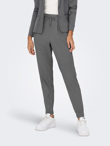 Coupe slim Pantalon 'Sally' ONLY en gris : devant