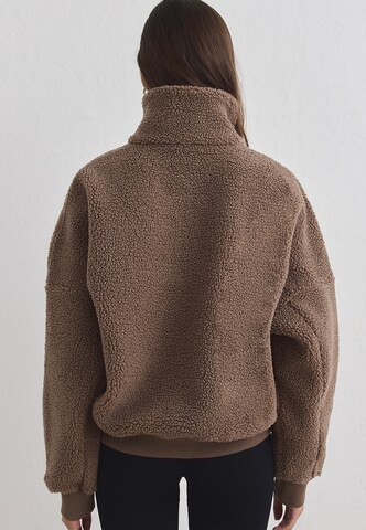 Aim'n Athletic Sweater in Brown