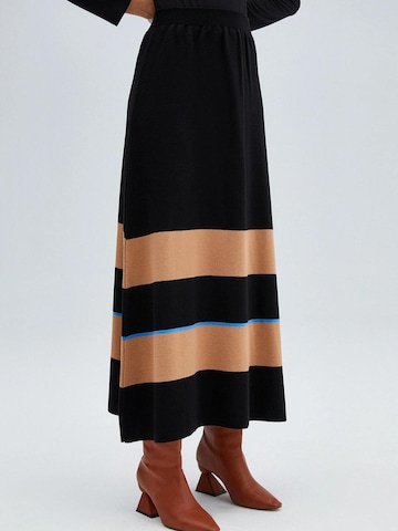 Touché Privé - Falda 'Striped Knitwear Skirt With Elastic Waist' en marrón