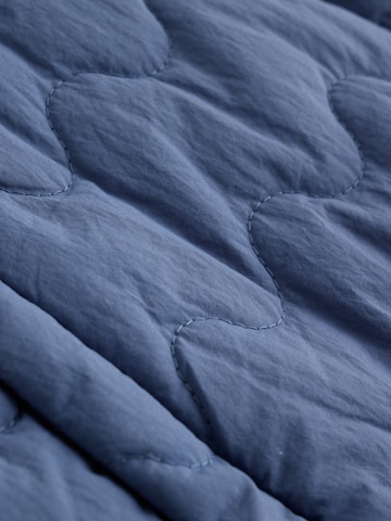 Next Overall in Blau